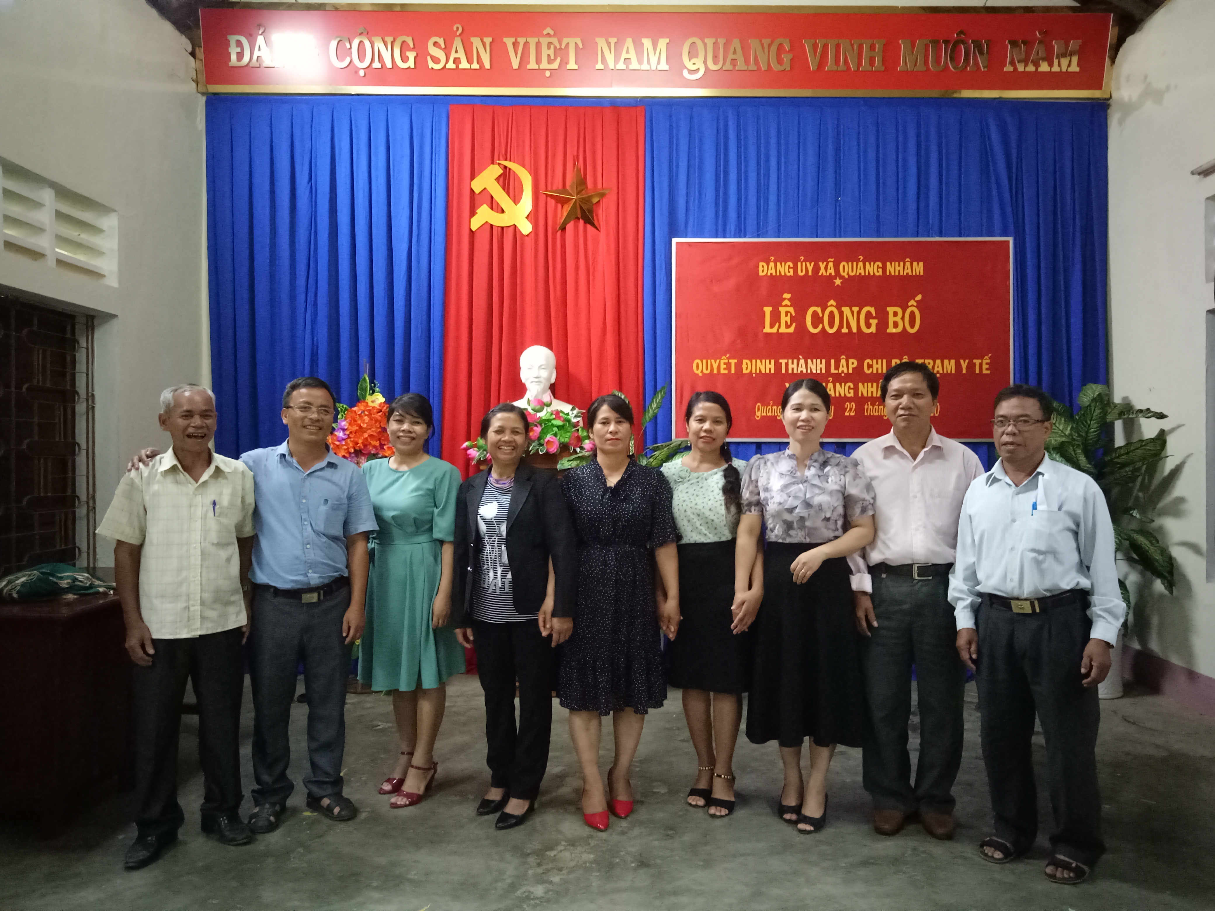 Tập thể cán bộ, đảng viên chi bộ Trạm Y Tế xã Quảng Nhâm chụp ảnh lưu niệm
